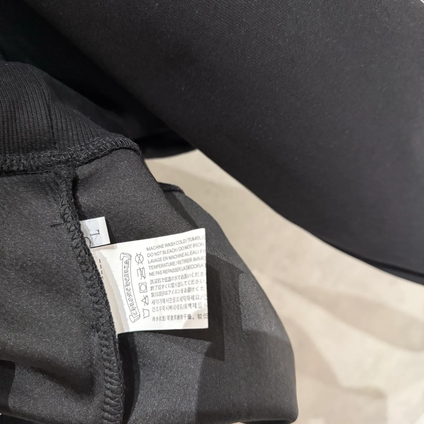 🅿️390 [Strict quality control] CH Croixin's new long-sleeved hooded sweatshirt. The fabric is made of heavy 480g double yarn fabric. The whole garment is washed. The front and rear panels are laser-burned. The ready-to-wear wash is loose. The fabric is stiff and stylish. It does not deform or shrink. Color: black, white, floral gray. Size: M-2xl